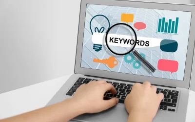 Laptop mit Keyword-Recherche als Grundlage für profitable Google Ads Kampagnen
